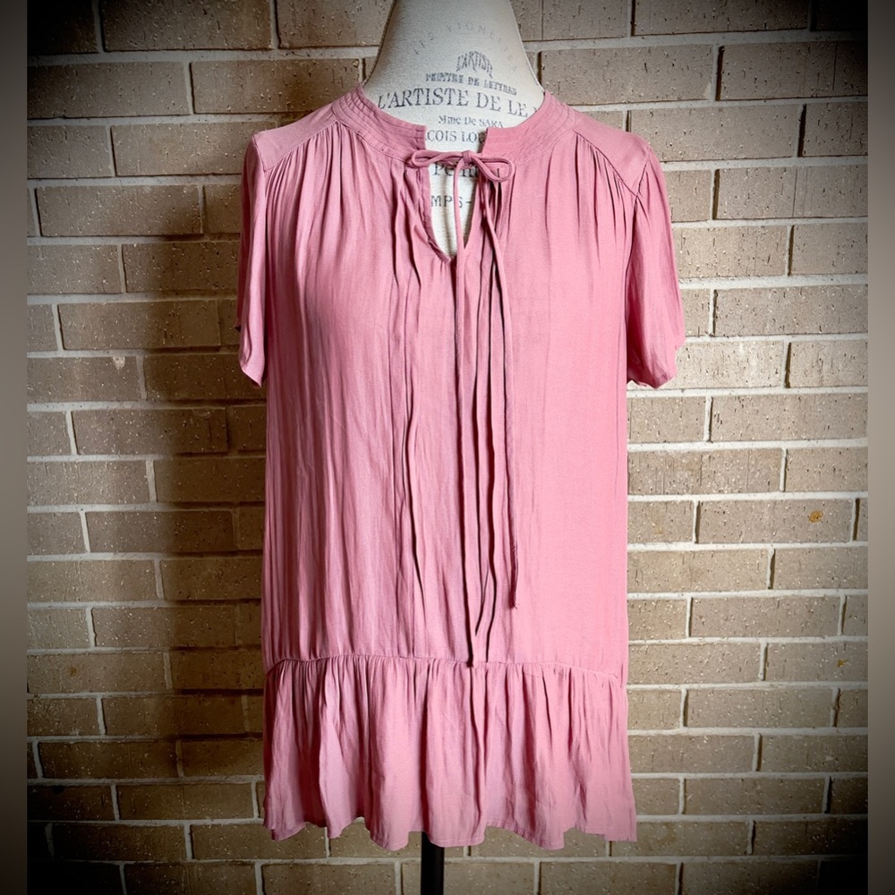 NWT - RO & DE Nordstrom Mauve Silky Feel Short Sleeve Tie Neck Ruffle Hem blouse